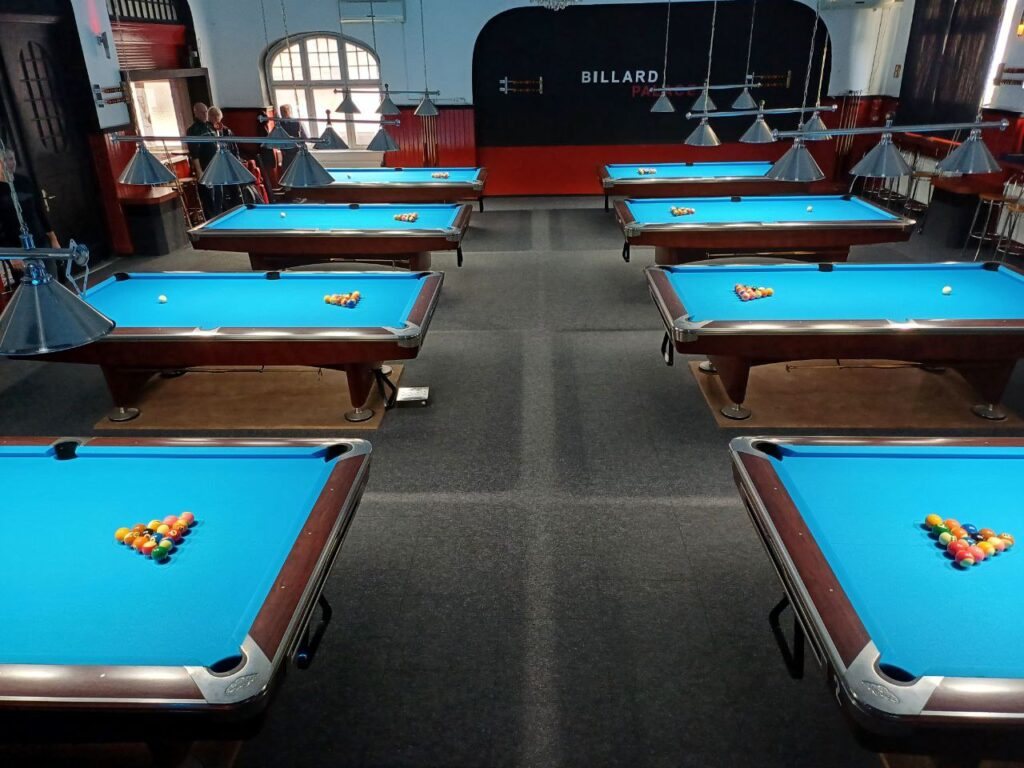 Alle 8 Profi-Billardtische im Billard Palace Dieburg mit blauem Tuch und Turnierbeleuchtung